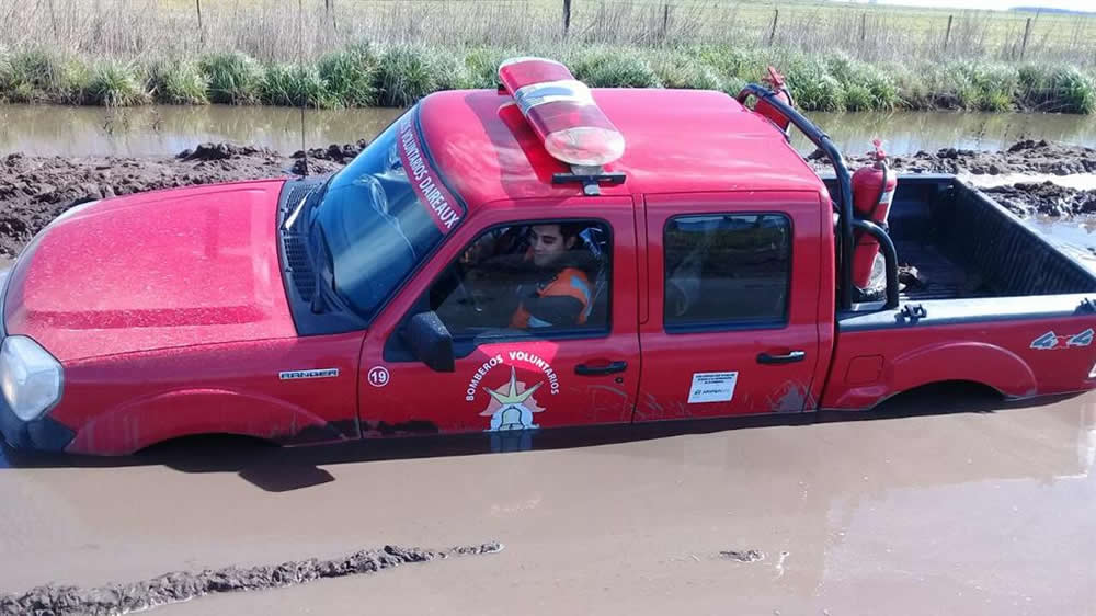 Caminos rurales de Daireaux inundados