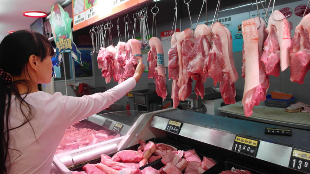 Mujer china comprando carne vacuna