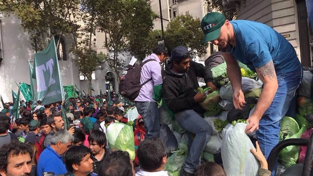 Productores vendieron 20 mil kilos de verdura al costo en Plaza de Mayo