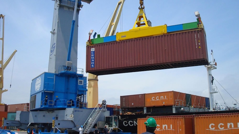 Grúa levantando container para exportación