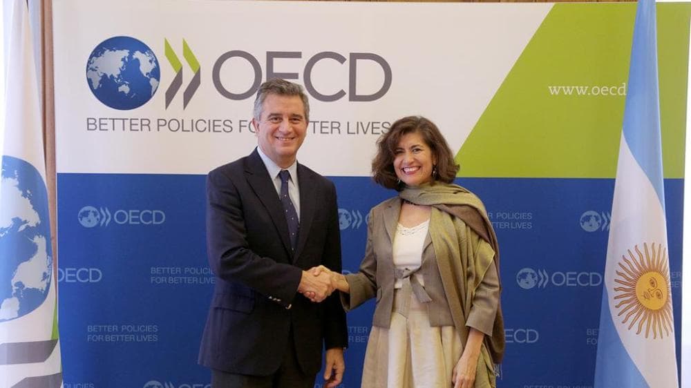 El Ministro junto a Gabriela Ramos, jefe de Gabinete del Secretario General de la OCDE y Sherpa G20.