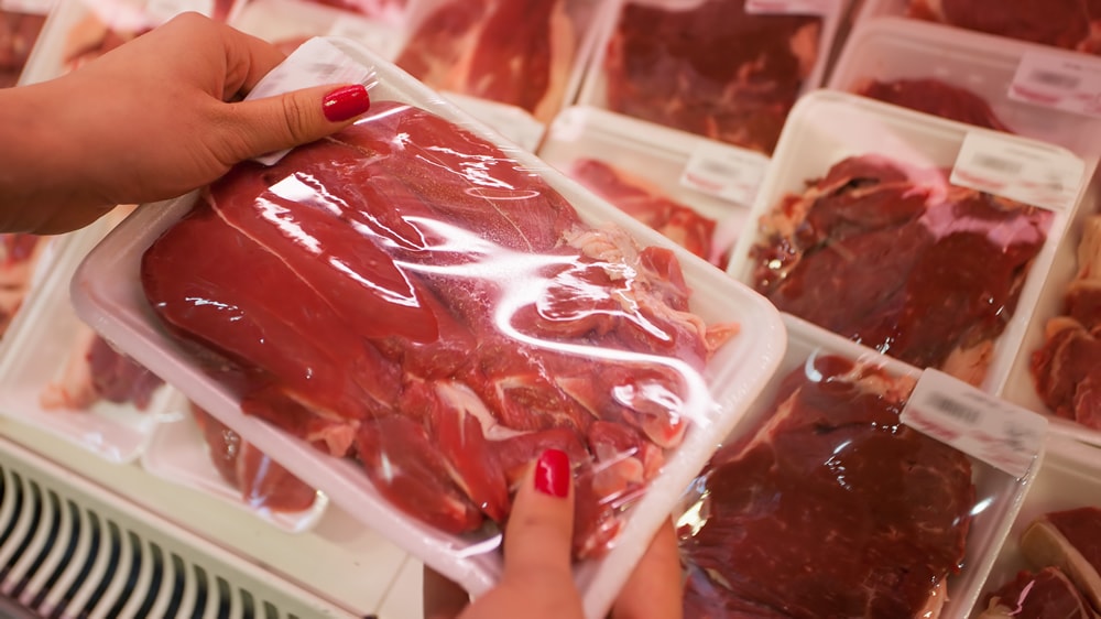 Carne envasada en góndolas de supermercado