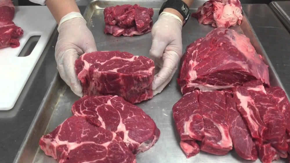 ¿Cuánto variaron la producción de carne y el peso de faena en dos años?