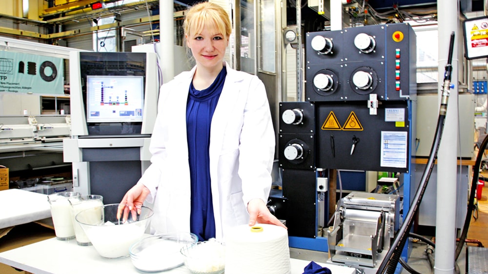 Anke Domaske, la microbióloga alemana que creo tela a partir de la leche