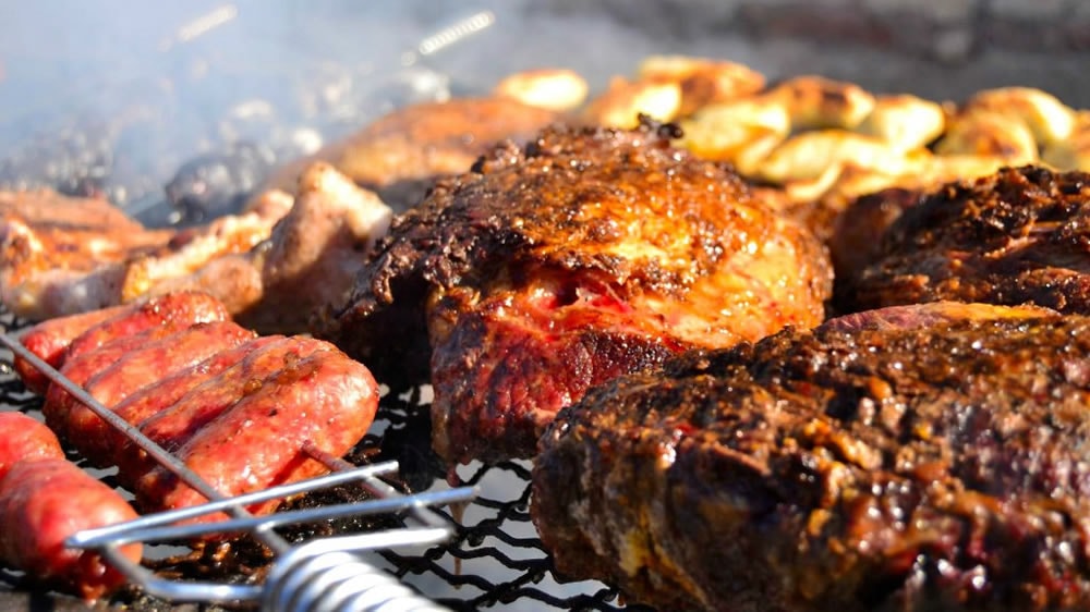 ¿Se vuelve a prender la parrilla a fin de año?: la carne bajó y el asado se acerca a los $5.000 por kilo en algunas carnicerías