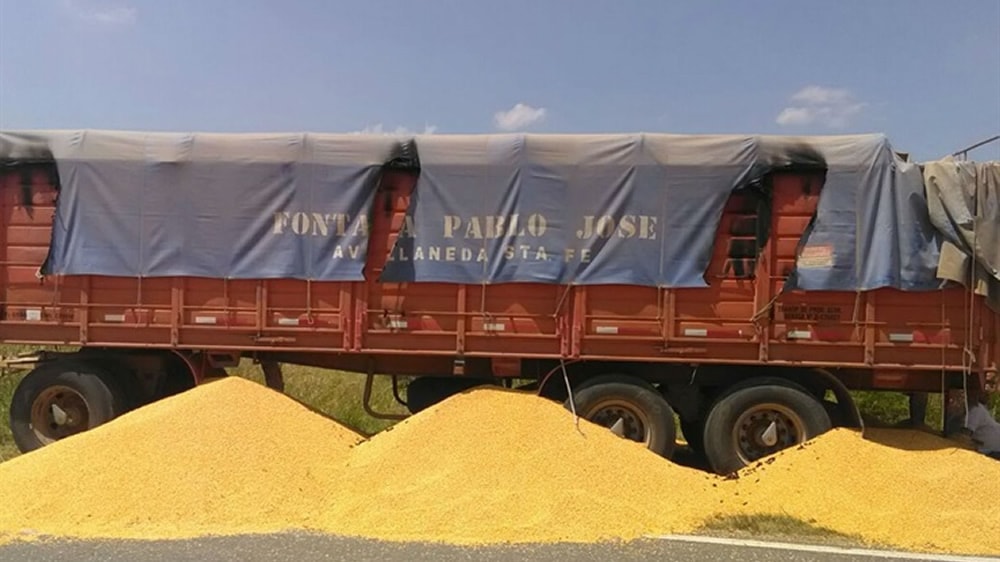 Camión descargando granos en ruta