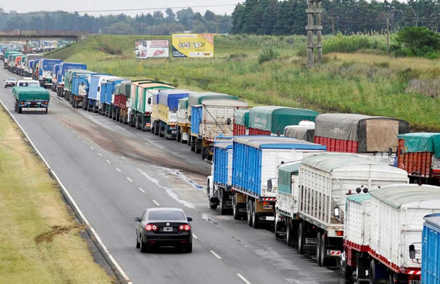 Denuncian que transportistas impiden el tránsito de camiones hacia puertos de Buenos Aires