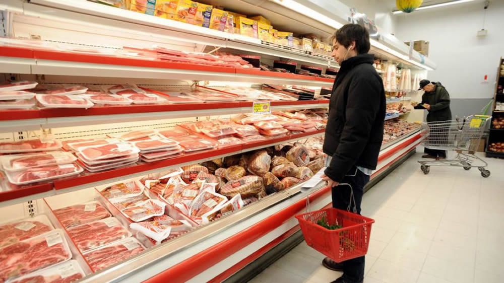 Supermercados, molestos con sus proveedores de pollos y cerdos