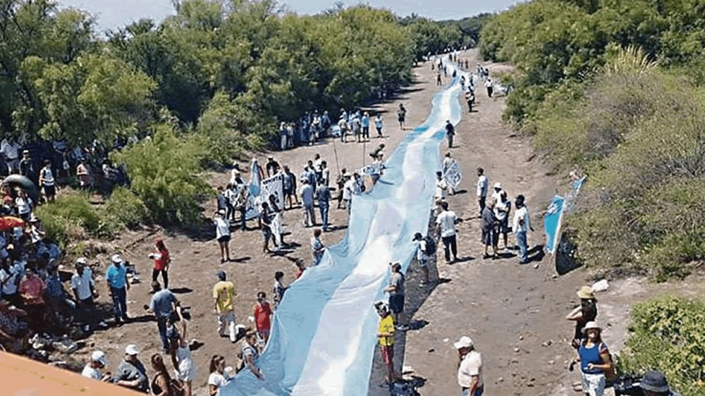 Con un “banderazo”, se realizó una marcha en La Pampa por el conflicto del río Atuel