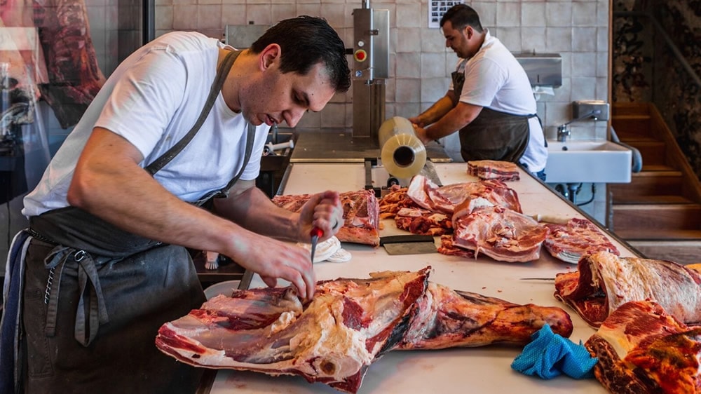 Carniceros cortando carne