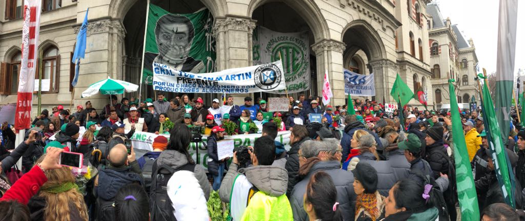 FAA marchó junto a numerosas organizaciones de agricultores familiares hasta Agroindustria