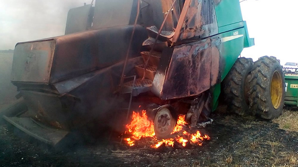 Una cosechadora se prendió fuego por completo en un campo de soja