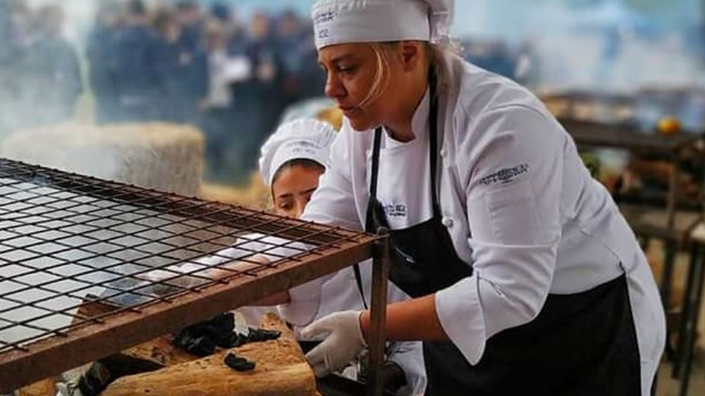 Las mujeres, al mando de la parrilla: quiénes son Laura y Maribel, la dupla que compite en torneos de asados