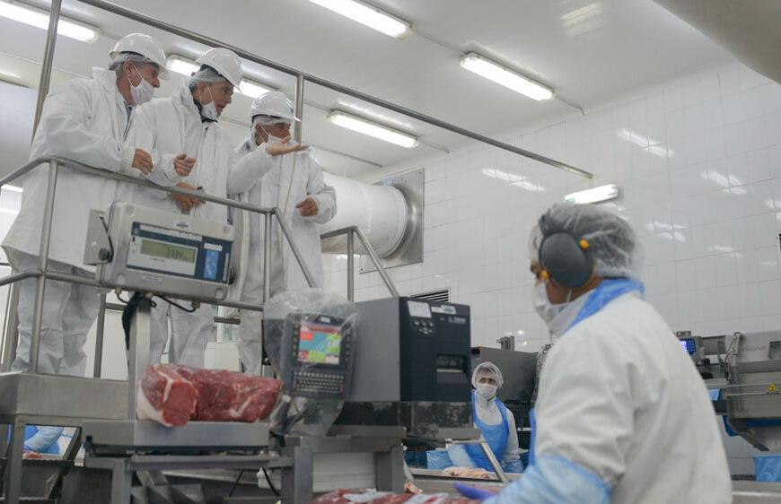 Etchevehere visitó el primer frigorífico de carne vacuna en obtener el Sello Alimentos Argentinos