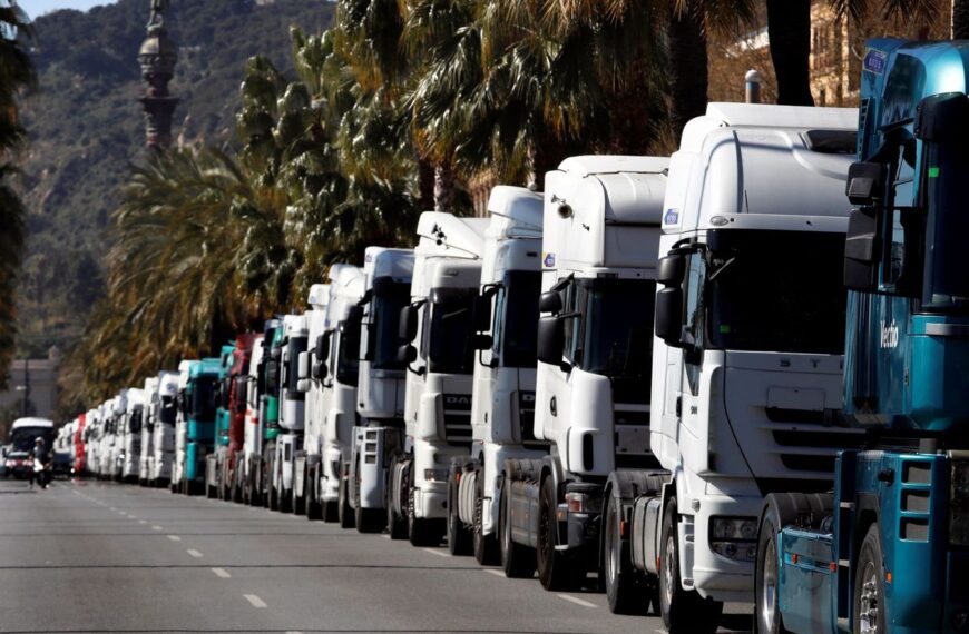 El paro de camiones sigue ante la falta de una convocatoria oficial y se suman cortes en reclamo de infraestructura
