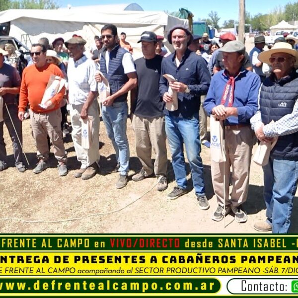 Entrega de presentes a cabañeros por FUNSACHA y VICAR Ganadera S.A. en Santa Isabel