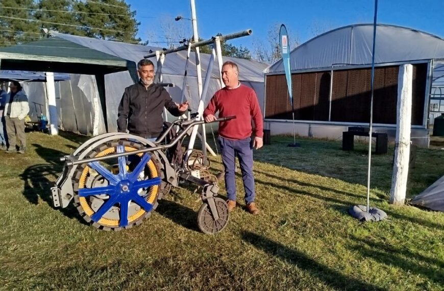 Presentaron en el CERET un microtractor del INTA que mejora la eficiencia de los pequeños productores