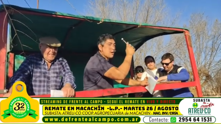 Martillero Martin Ureña en plena subasta del remate feria ATREU-CO en Macachín – agosto 2025