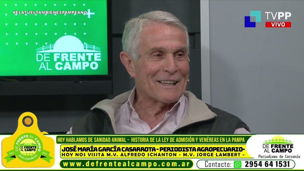 Primer plano de un médico veterinario sonriendo en el estudio de ‘De Frente al Campo’ durante la entrevista.