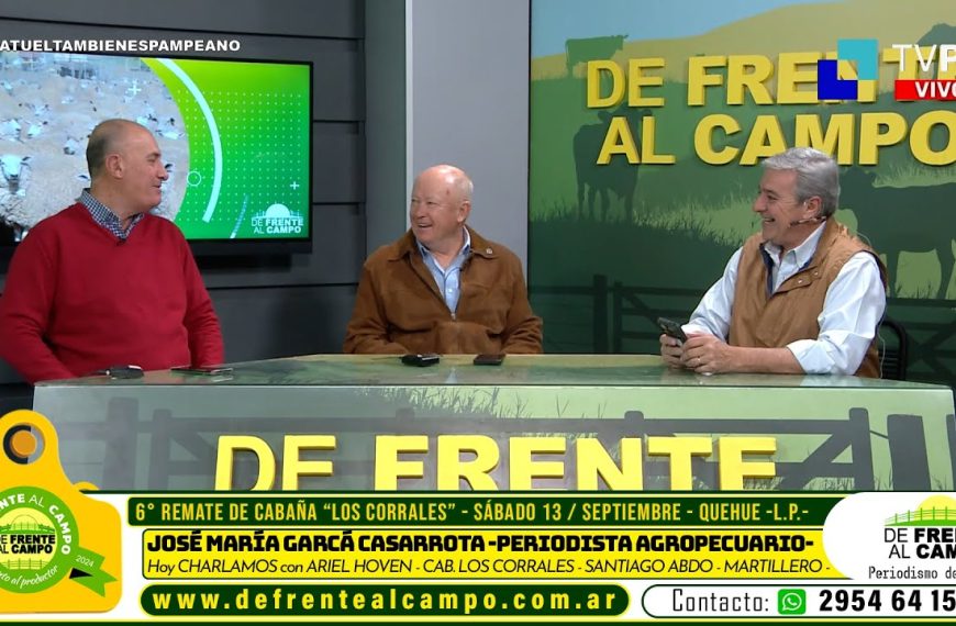 José María García Casarrota, Ariel Hoven y Santiago Abdo conversando en el set del programa De Frente al Campo.