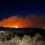 Incendios rurales en La Pampa durante la noche, con llamas activas y humo avanzando sobre campos afectados