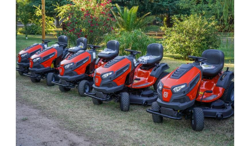 Entregaron minitractores a viveros provinciales para fortalecer la producción y el mantenimiento ambiental